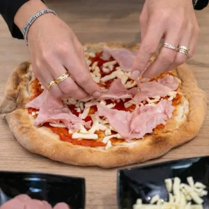 LA MIA PIZZA Mani che preparano la pizza